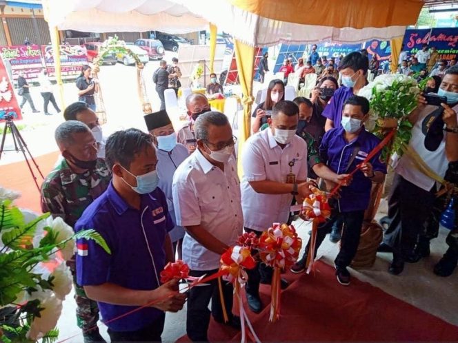 
 Proses pemotongan pita oleh Bupati Karimun yang diwakili Kepala Dinas Perdagangan Koperasi UKM dan ESDM, M Yosli dan  Ketua DPRD Kab Karimun, Yusuf Sirat sebagai tanda diresmikannya Kantor Koperasi KSP Golden Madani Sejahtera