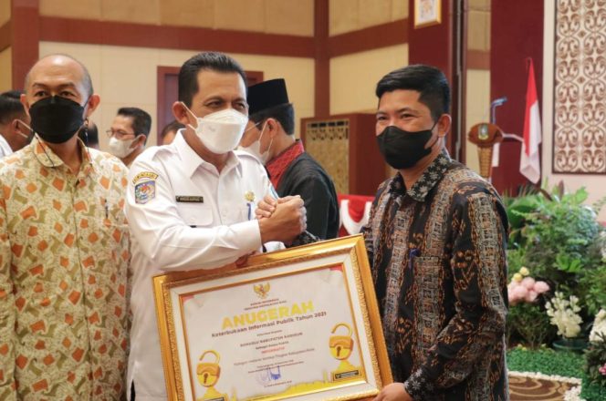
 Bawaslu Dan Pemda Karimun Raih Penghargaan Dari KIP, BPN Kurang Informatif