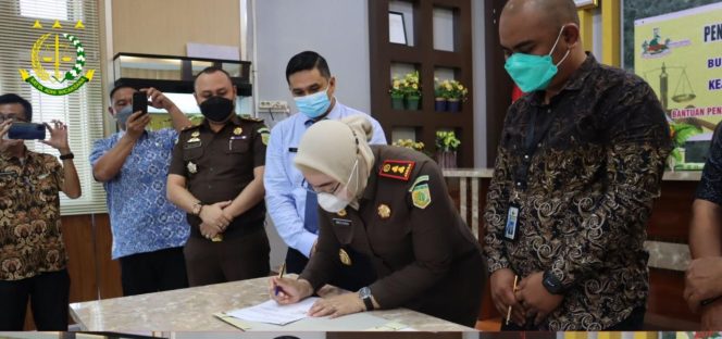 
 Kepala Kejaksaan Negeri Karimun, Meilinda SH, MH menandatangani MoU dibidang Datun bersama Dirut BUP di Aula Kantor Kejaksaan