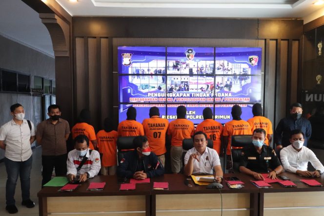 
 Kasat Reskrim Polres Karimun saat merilis 8 tersangka sindikat PMI Ilegal di Mapolres Karimun