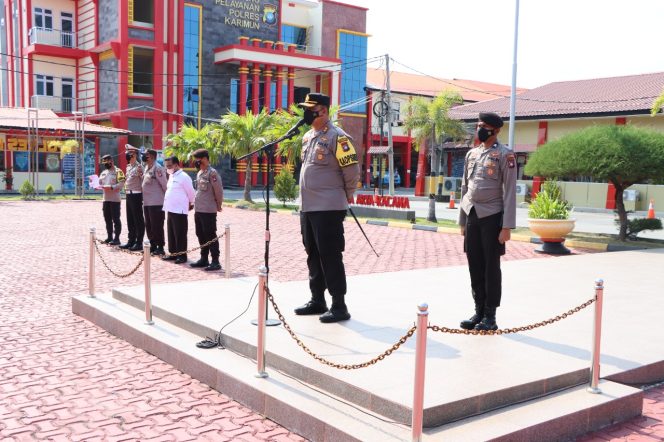 
 Kapolres Karimun, AKBP Tony Pantano saat memimpin apel pasukan pengamanan Imlek Tahun 2022 di halaman Mapolres Karimun (foto: humas)