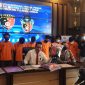 Kasat Reskrim Polres Karimun, AKP Arsyad Riandi (tengah) saat menggelar press rilis di Mapolres Karimun. (Foto: Iyan)