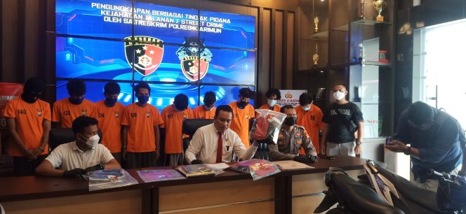 
 Kasat Reskrim Polres Karimun, AKP Arsyad Riandi (tengah) saat menggelar press rilis di Mapolres Karimun. (Foto: Iyan)