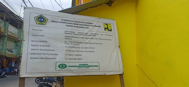 
 Plang proyek pasar Puakang