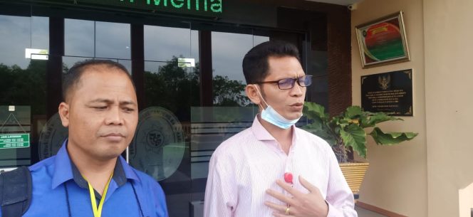 
 Kuasa Hukum Robiyanto, Jhon Asron Purba, SH (kanan) saat diwawancarai di depan PN Karimun