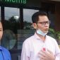 Kuasa Hukum Robiyanto, Jhon Asron Purba, SH (kanan) saat diwawancarai di depan PN Karimun