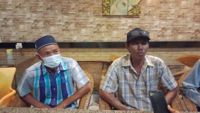 
 Kedua orang tua korban pemukulan yang terjadi di Hotel Satria Karimun saat konfrensi pers di salah satu kedai kopi di Teluk Air