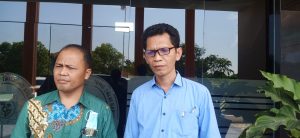 Kuasa Hukum Robiyanto, Jhon Asron Purba saat diwawancarai wartawan usai persidangan di PN Tanjung Balai Karimun