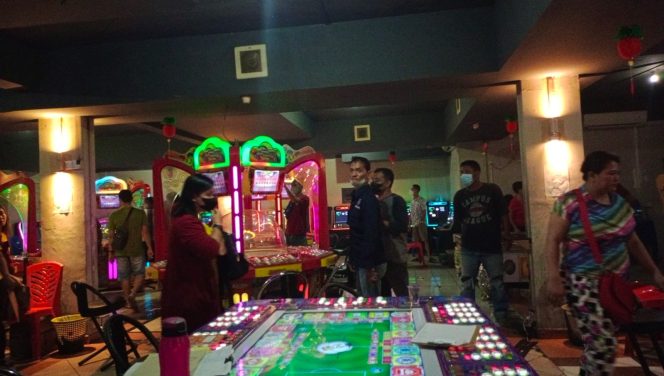 
 Keterangan foto: Ketua Ormas KPK dan beberapa pedagang saat mendatangi salah satu lokasi Gelper yang ada di Karimun