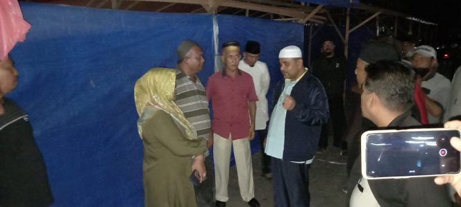 
 Bupati Karimun Datangi Pedagang yang Lapaknya Dibongkar Satpol-PP, Ini Solusi yang Diberikan!