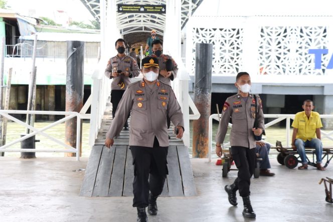 
 Kunjungan Kerja ke Buru, Kapolres Karimun dan Rombongan Cek Naik Turun Penumpang di Pelabuhan