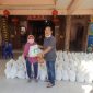 Pengurus Yayasan Cetiya Dharma Sagara Kabupaten Karimun, Awi saat membagikan paket sembako kepada salah seorang warga yang kurang mampu