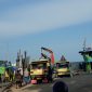Kapal Pita Biru yang membawa minyak diduga jenis Avtur sedang sandar di salah satu pelabuhan rakyat di kawasan Kolong. (f: yan)
