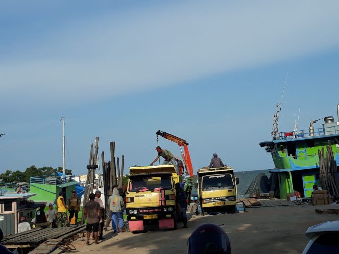 
 Kapal Pita Biru yang membawa minyak diduga jenis Avtur sedang sandar di salah satu pelabuhan rakyat di kawasan Kolong. (f: yan)