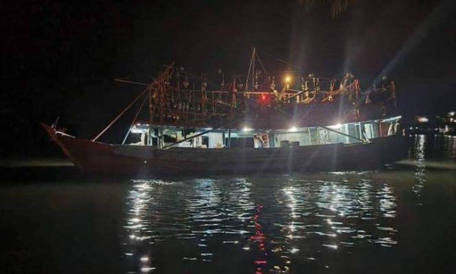 
 Kapal sotong yang mengangkut sebanyak 15 ton BBM subsidi jenis solar saat ditahan nelayan