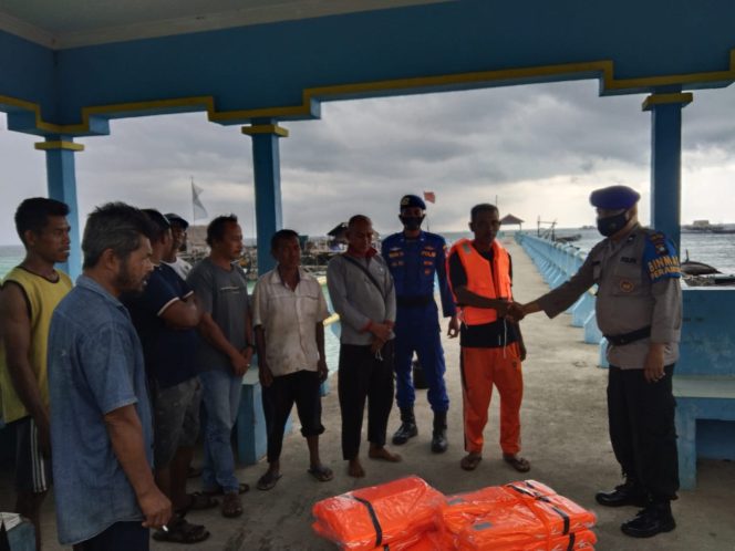 
 Anggota Satpolairud Polres Bintan saat membagikan bantuan life jacket dari PT Pertamina Persero Tanjung Uban
