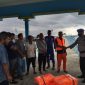 Anggota Satpolairud Polres Bintan saat membagikan bantuan life jacket dari PT Pertamina Persero Tanjung Uban