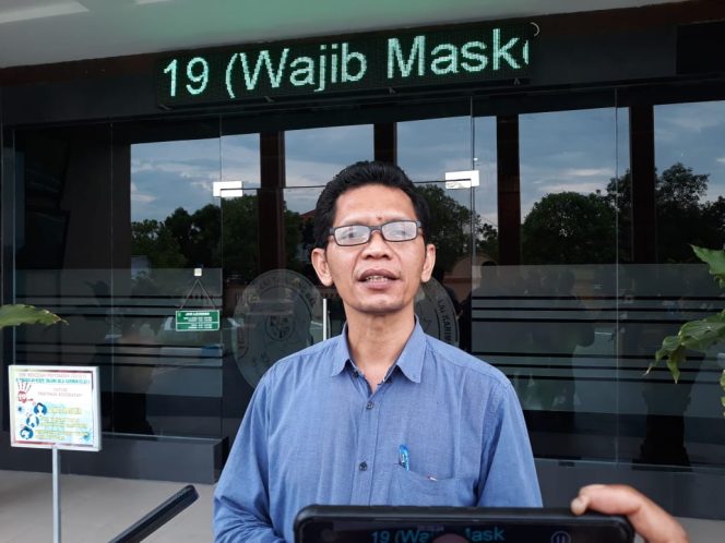 
 Jhon Asron Purban, Kuasa Hukum anak korban saat diwawancarai di Pengadilan Negeri Tanjung Balai Karimun (f: yan)