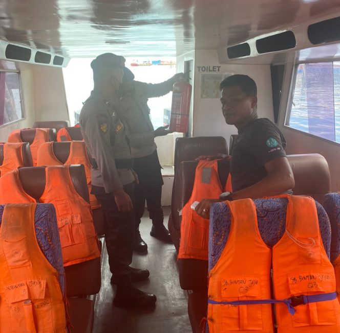 
 Anggota Satpolair Polres Bintan mengecek alat keselamatan di salah satu kapal speed boat penumpang (f:polair Polres Bintan)