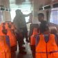 Anggota Satpolair Polres Bintan mengecek alat keselamatan di salah satu kapal speed boat penumpang (f:polair Polres Bintan)