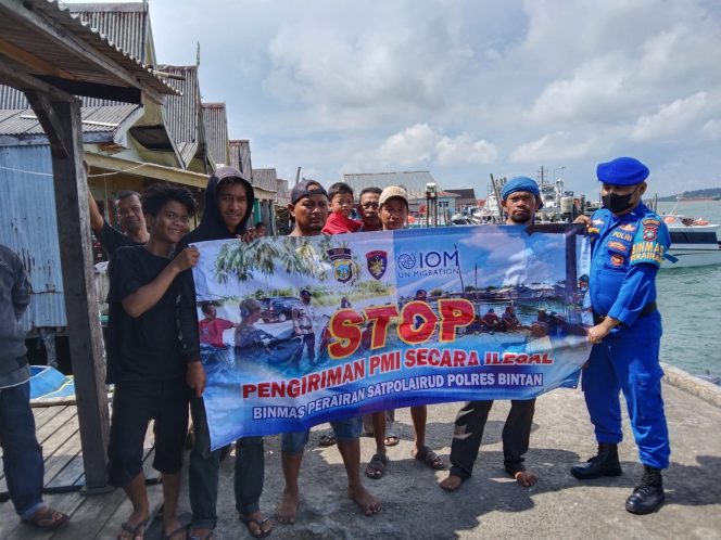 
 Anggota Satpolair Polres Bintan saat melakukan sosialisasi dan himbauan Kamtibmas pada masyarakat pesisir