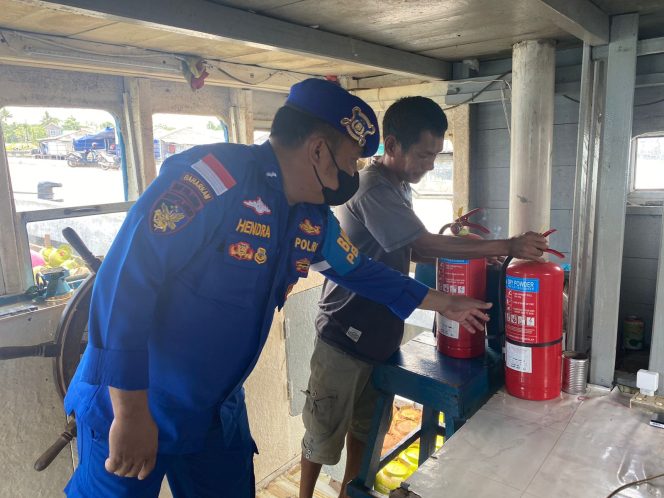 
 Anggota Satpolair Polres Bintan saat melakukan pengecekan alat keselamatan pada kapal yang ada di Pelabuhan Bongkar muat