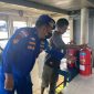 Anggota Satpolair Polres Bintan saat melakukan pengecekan alat keselamatan pada kapal yang ada di Pelabuhan Bongkar muat