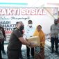 Keterangan foto: Kasi Pidum Kejaksaan Karimun, Andre Antonius menyerahkan bantuan paket sembako kepada salah seorang warga.