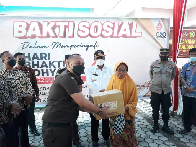 
 Keterangan foto: Kasi Pidum Kejaksaan Karimun, Andre Antonius menyerahkan bantuan paket sembako kepada salah seorang warga.