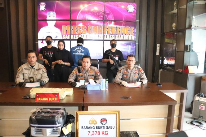 
 Sehari Menjabat, Kapolres Karimun Gagalkan Penyelundupan 7,378 Kg Sabu Asal Malaysia
