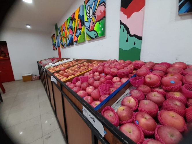 
 Keterangan foto: Salah satu tempat penjualan buah yang ada di kawasan Meral