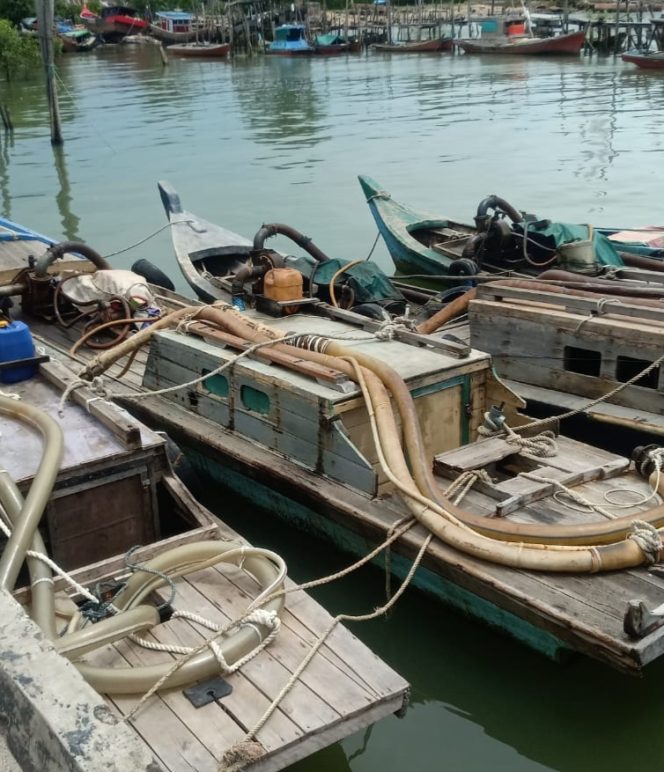 
 Kapal-kapal penyedot minyak yang diduga digunakan oknum pengusaha P