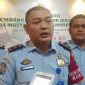 Kepala Kantor Imigrasi Kelas II TPI Tanjung Balai Karimun, Zulmanur Arif saat diwawancarai wartawan