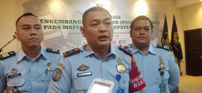 
 Kepala Kantor Imigrasi Kelas II TPI Tanjung Balai Karimun, Zulmanur Arif saat diwawancarai wartawan