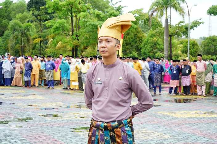 Raja Novi sebagai pemimpin upacara peringatah HUT ke-23 Kabupaten Karimun