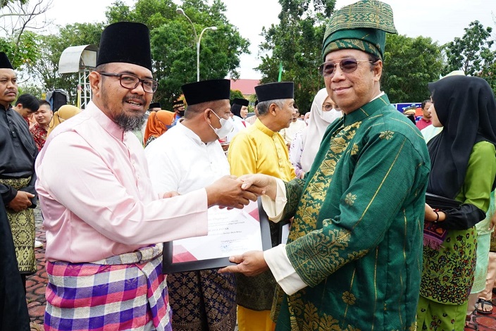 Penyampaiaan penghargaan usai upacara peringatah HUT ke-23 Kabupaten Karimun