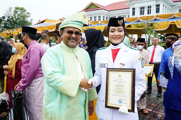 Penyampaiaan penghargaan usai upacara peringatah HUT ke-23 Kabupaten Karimun