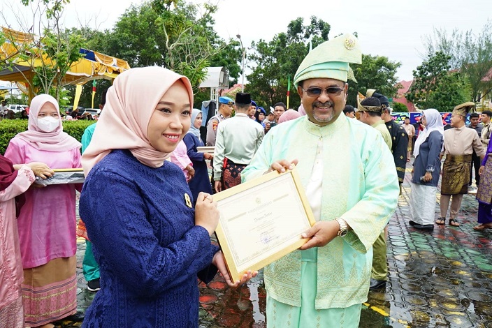 Pemberian penghargaan usaiupacara peringatah HUT ke-23 Kabupaten Karimun
