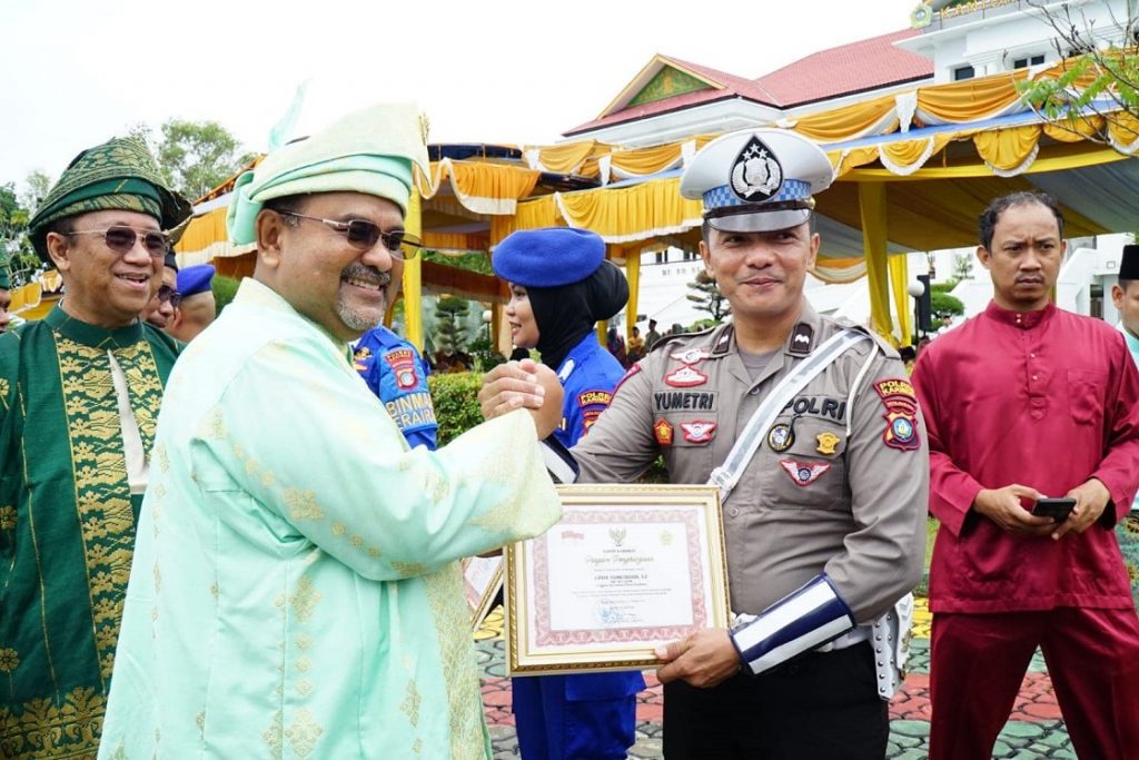 Pemberian penghargaan usaiupacara peringatah HUT ke-23 Kabupaten Karimun
