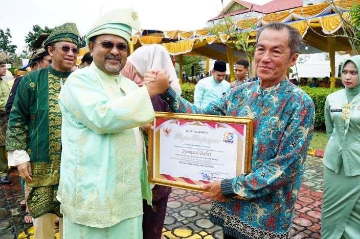 Penyampaiaan penghargaan usai upacara peringatah HUT ke-23 Kabupaten Karimun