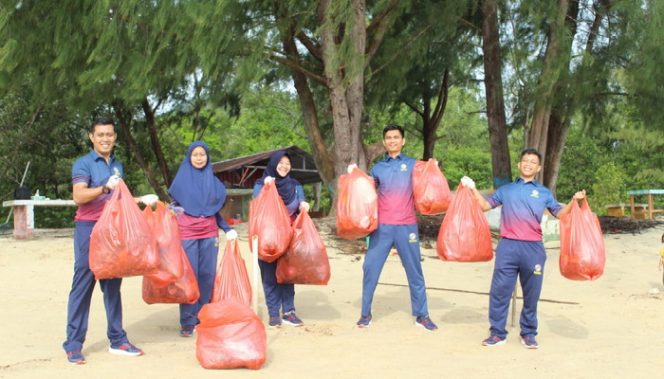
 Bakamla Karimun Gelar Aksi Bersih-bersih Pantai Sambut HUT Bakamla RI ke-18