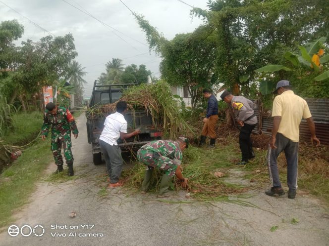 
 Babinsa Koramil 01/Balai Bersama Warga Binaan melaksanakan Karya Bhakti Gotong Royong membersihkan Aliran Parit yg tersumbat yang dapat menyebapkan terjadi nya Banjir di Kel. Baran Barat