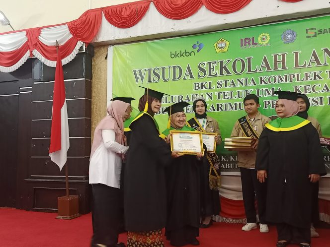 
 30 Nenek-nenek di Karimun Ikuti Wisuda Sekolah Lansia BKL Stania
