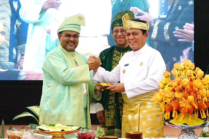 Bupati Karimun, Aunur Rafiq memberikan potongan nasi tumpeng kepada Gubernur Kepri, Ansar Ahmad