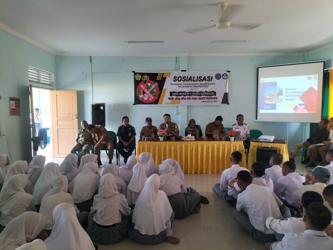 
 Polsek Buru Bersama Inkait Sosialisasi Bahaya Narkoba di SMAN 1 Buru   