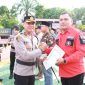 Kapolres Karimun, AKBP Fadli Agus salam komando dengan wakil ketua ormas Pemuda Batak Bersatu, Maszan Sianturi usai memberikan reward