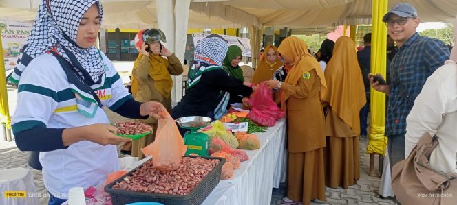 
 Masyarakat Karimun Antusias Serbu Gerakan Pangan Murah di GOR Badang Perkasa