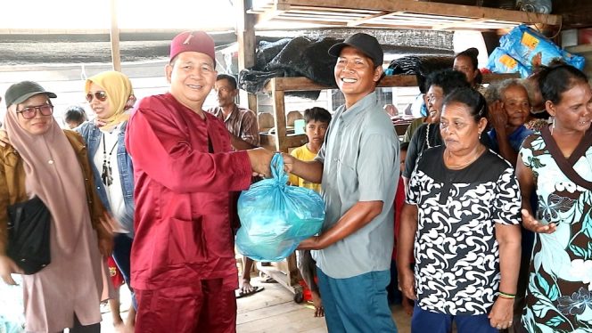 
 Majelis Kaum Betawi Kepri Berbagi Sembako di Pulau Teluk Nipah