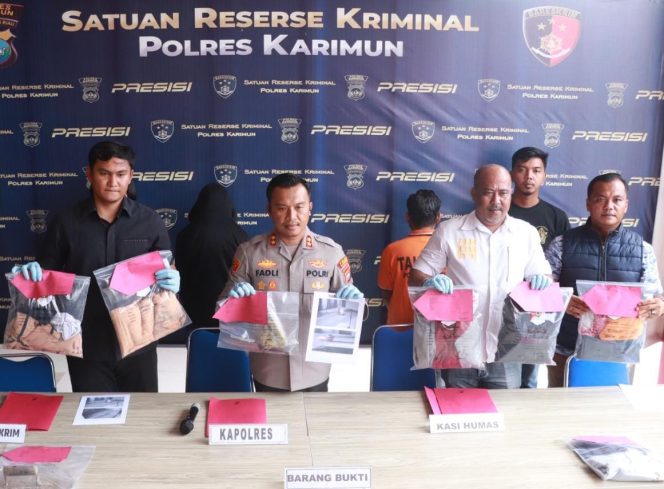 
 Kapolres Karimun, AKBP Fadli Agus menunjukan barang bukti saat menggelar konperensi pers di mapolres Karimun.