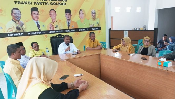 
 Bupati Karimun bersama kader partai Golkar di kantor DPD
